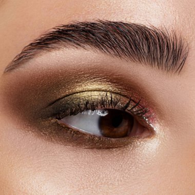 Kırmızı ve turuncu tonları dumanlı gözler makyaj ile güzel kahverengi ile mavi kadın göz kapatın. Modern moda makyaj.