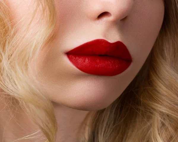 赤いセクシーな唇 口を開けてください マニキュア 概念を確認します 美容モデル少女の顔は 白い背景で隔離 充填剤の注射 口唇増大 美しい完璧な唇 — ストック写真
