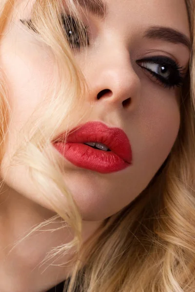 性感的白人年轻女性魅力红色嘴唇化妆 箭头的眼妆 纯度肤色模型的特写画像 完美的清洁皮肤 复古美风格 — 图库照片