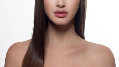 Yakın çekim olan Pembe dudakları, uzun saç, boyun, temiz cilt ve dolgun nude dudaklar güzellik kadın portresi. Spa prosedürler, Cilt Bakımı, iğneler, laminasyon, liposuction, kozmetik, güzel, makyaj