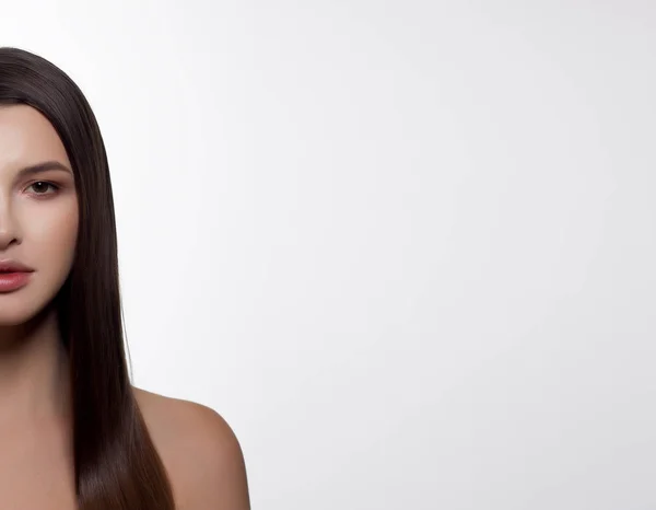 Szczegół Portret Młodej Kobiety Prosto Brązowe Włosy Patrząc Kamery Uśmiecha — Zdjęcie stockowe