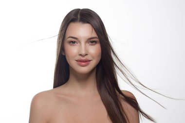 Closeup düz saç geliştirme ile bir kadın portresi. İhale tatlı genç kız, esmer. Doğal dudak makyaj, şeffaf şeffaf cilt. Güzellik, spa, kozmetik, güzel, bebek bez bebek