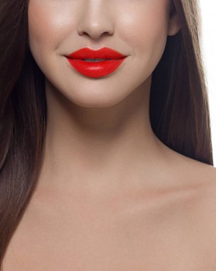 Kozmetik, makyaj ve trendler. Parlak dudak parlatıcısı ve ruj. Kırmızı dudak makyajlı güzel bir kadın ağzı. Kadın yüzünün güzel bir parçası. Kırmızı ışıkta kusursuz temiz ten