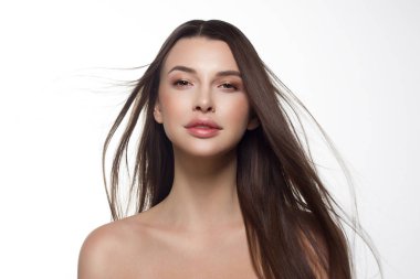 Düz saçlı bir kadının yakın plan portresi. Tatlı hassas genç kız, esmer. Doğal dudak makyajı, şeffaf cilt. Güzellik, kaplıca, iğneler, kozmetoloji, güzel