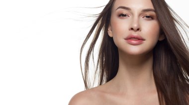 Düz saçlı bir kadının yakın plan portresi. Tatlı hassas genç kız, esmer. Doğal dudak makyajı, şeffaf cilt. Güzellik, kaplıca, iğneler, kozmetoloji, güzel