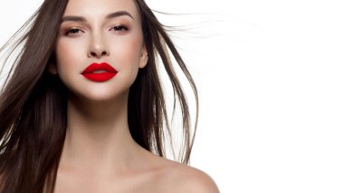 Düz saçlı bir kadının yakın plan portresi. Tatlı hassas genç kız, esmer. Dudaklarında kırmızı ruj, şeffaf cilt. Güzellik, kaplıca, iğneler, kozmetoloji, güzel