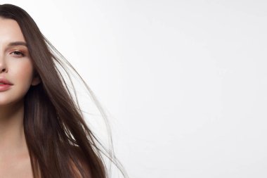 Düz saçlı bir kadının yakın plan portresi. Tatlı hassas genç kız, esmer. Doğal dudak makyajı, şeffaf cilt. Güzellik, kaplıca, iğneler, kozmetoloji, güzel