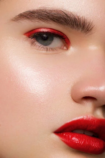 Close Mulher Beleza Com Pele Limpa Brilhante Maquiagem Brilhante Moda — Fotografia de Stock