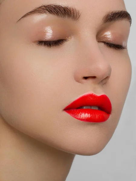 Primo Piano Della Donna Bellezza Con Pelle Pulita Lucida Trucco — Foto Stock