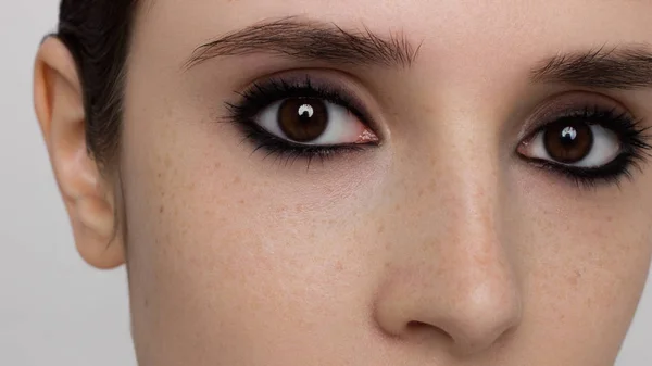 Primer Plano Mujer Belleza Con Piel Limpia Brillante Sombras Ahumadas — Foto de Stock