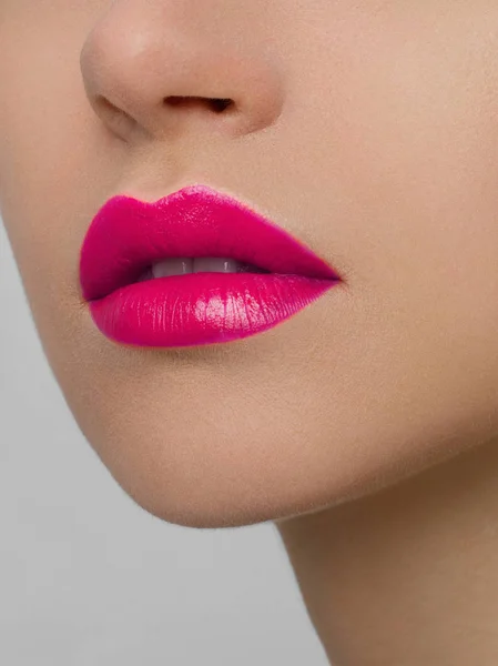 Primer Plano Los Labios Mujer Con Maquillaje Rosa Brillante Moda —  Fotos de Stock