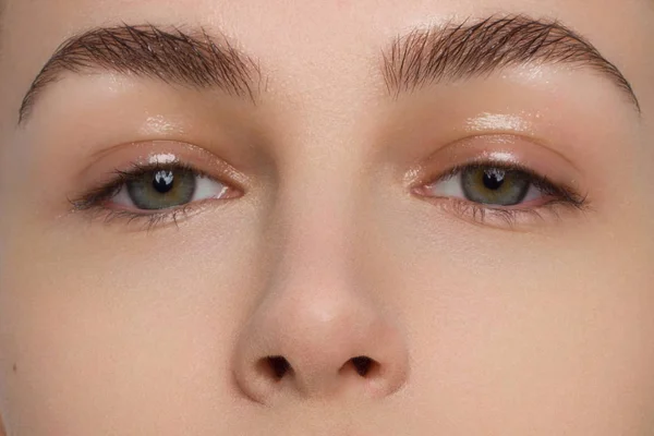 Primer Plano Los Ojos Femeninos Con Maquillaje Noche Moda Cejas — Foto de Stock