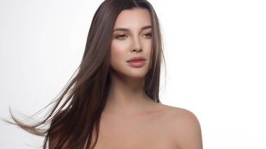 Düz saçlı bir kadının yakın plan portresi. Tatlı hassas genç kız, esmer. Doğal dudak makyajı, şeffaf cilt. Güzellik, kaplıca, iğneler, kozmetoloji, güzel