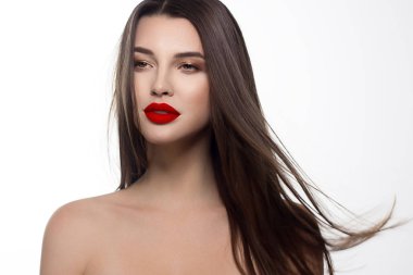 Düz saçlı bir kadının yakın plan portresi. Tatlı hassas genç kız, esmer. Dudaklarında kırmızı ruj, şeffaf cilt. Güzellik, kaplıca, iğneler, kozmetoloji, güzel