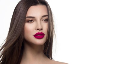 Düz saçlı bir kadının yakın plan portresi. Tatlı hassas genç kız, esmer. Dudaklarında kırmızı ruj, şeffaf cilt. Güzellik, kaplıca, iğneler, kozmetoloji, güzel