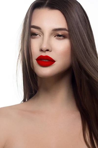 ストレートヘアを開発する女性のクローズアップ肖像画 甘い優しい若い娘ブルネット 唇に赤い口紅 透明肌 美しい — ストック写真