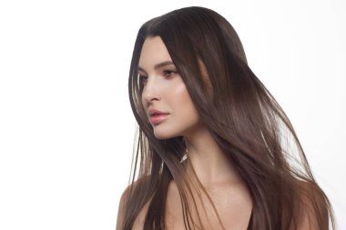 Yüzünde uzun düz saçları ve gün ışığında ışıl ışıl makyajı olan güzel bir kız. Spa salonunda ya da kozmetolojide cilt bakımı doğal kozmetik ürünleri.