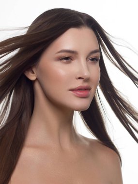 Yüzünde uzun düz saçları ve gün ışığında ışıl ışıl makyajı olan güzel bir kız. Spa salonunda ya da kozmetolojide cilt bakımı doğal kozmetik ürünleri.