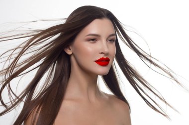 Closeup düz saç geliştirme ile bir kadın portresi. İhale tatlı genç kız, esmer. Kırmızı ruj dudakları, şeffaf şeffaf cilt üzerinde. Güzellik, spa, kozmetik, güzel, bebek bez bebek