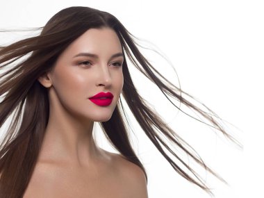 Closeup düz saç geliştirme ile bir kadın portresi. İhale tatlı genç kız, esmer. Dudaklar, şeffaf şeffaf cilt pembe ruj. Güzellik, spa, kozmetik, güzel, bebek bez bebek