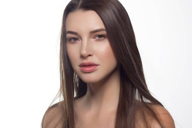 Closeup düz saç geliştirme ile bir kadın portresi. Tatlı ihale genç kız esmer. Doğal rujlar, şeffaf temiz cilt. Spa salonu veya Kozmetik Cilt Bakımı doğal kozmetik.