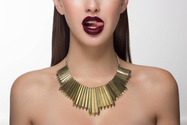 Marsala dudak yalama ile kadın bir Predator göz alıcı görüntü kadar kapatın. Kız altın takı boynunda. Güzel şeffaf cilt, lamine saç. Spa bakım ve güzellik bakımı. Güzellik seksi kadın