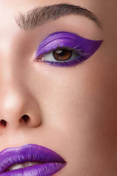 Primer Plano Belleza Una Mujer Con Maquillaje Moda Tirador Color —  Fotos de Stock