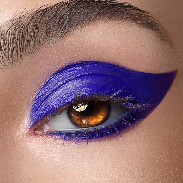 Nahaufnahme Von Weiblichen Augen Frau Mit Blauem Eyeliner Mode Make — Stockfoto