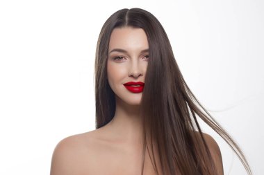 Güzel model beyaz arka plan üzerinde izole uzun düz sağlıklı saçlı güzellik portresi. Genç çekici beyaz esmer kız profesyonel makyaj ve saç modeli ile. Kırmızı dudaklar
