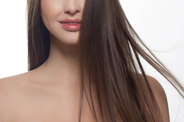 Kadın güzellik closeup kırmızı dudakları parlak cilt ve uzun saç ile dolu. Yüz cilt bakımı içinde bir spa salonu veya kozmetik ve moda doğal dudak parlatıcısı ya da ruj. Gün makyaj