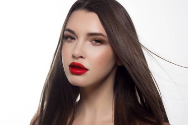 Closeup düz saç geliştirme ile bir kadın portresi. Tatlı ihale genç kız esmer. Doğal rujlar, şeffaf temiz cilt. Spa salonu veya Kozmetik Cilt Bakımı doğal kozmetik.