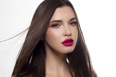 Closeup düz saç geliştirme ile bir kadın portresi. Tatlı ihale genç kız esmer. Doğal rujlar, şeffaf temiz cilt. Spa salonu veya Kozmetik Cilt Bakımı doğal kozmetik.