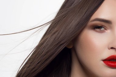 Yakın çekim yarım yüz seksi Avrupa Genç kadın modeli ile klasik glamour makyaj ve çıplak ruj. Karanlık uzun saç modeli, Noel makyaj, karanlık kaptırdın, Doğal Pembe dudakları parlak ile