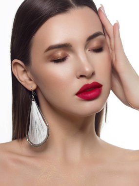 Kalıcı makyaj akşam ve stil ile bir güzellik kadın yakın çekim portresi. Kulaklara Küpe moda. Temiz cilt ve dudakları parlak pembe ruj. Dumanlı gözler ve uzun kirpikler