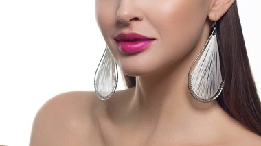 Cinsel dolgun dudaklar. Doğal parlak dudaklar ve kadının tenini. Ağız kapalı. Artırmak dudaklarında, kozmetik. Pembe dudakları ve uzun boyunlu. Açık gözlü büyük yaz ruh. moda takı