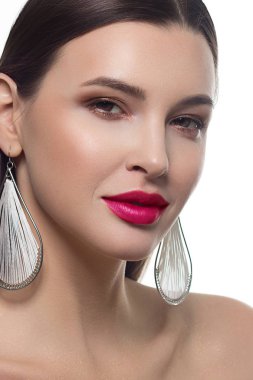 Yakın çekim portre seksi Avrupa Genç kadın modeli ile klasik glamour makyaj ve pembe ruj. Karanlık uzun saç modeli, Noel makyaj, karanlık kaptırdın, kanlı leylak dudakları parlak ile