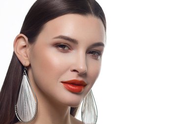 Dolgun dudaklar cinsel kadınla. Doğal parlak dudaklar ve kadının tenini. Ağız kapalı. Artırmak dudaklarında, kozmetik. Turuncu dudaklar ve uzun boyunlu. Açık gözlü büyük yaz ruh. moda takı