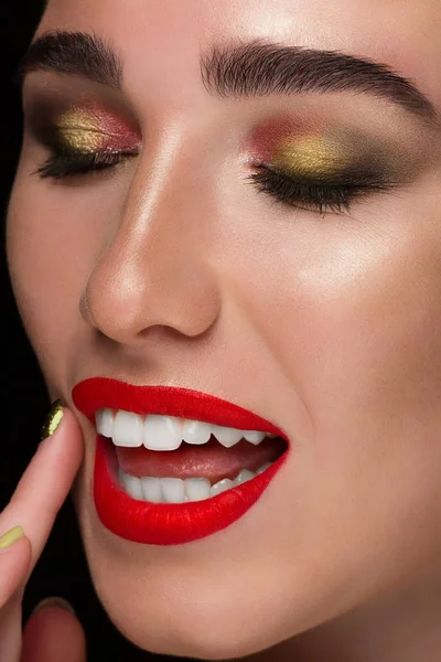 Primer Plano Retrato Belleza Mujer Joven Con Hermoso Verano Maquillaje — Foto de Stock