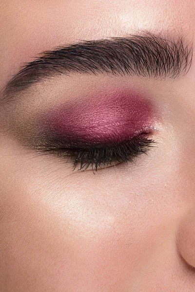 Снимок Женского Глаза Классическим Макияжем Век Идеальная Форма Бровей Розовых — стоковое фото