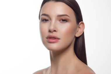 Dolgun dudaklı, düz saçlı ve son derece temiz ciltli güzel bir kadının yakın plan portresi. Gündüz makyajı, stil ve yumuşak bakım. Spa salonunda ya da kozmetolojide cilt bakımı, pürüzsüz kaşlar
