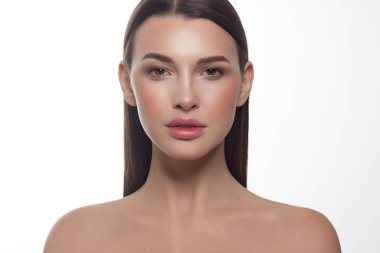 Dolgun dudaklı, düz saçlı ve son derece temiz ciltli güzel bir kadının yakın plan portresi. Gündüz makyajı, stil ve yumuşak bakım. Spa salonunda ya da kozmetolojide cilt bakımı, pürüzsüz kaşlar