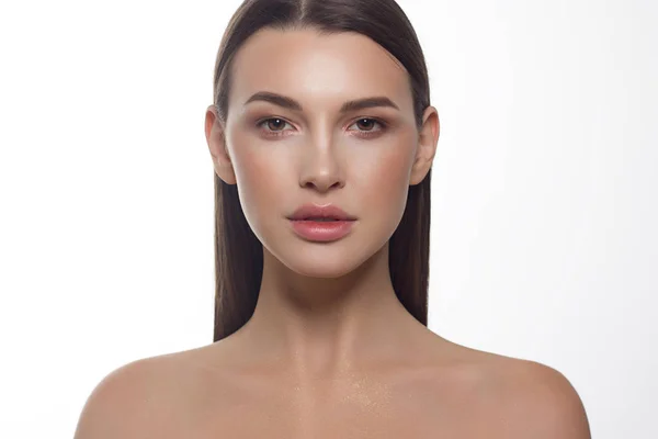 Dolgun dudaklı, düz saçlı ve son derece temiz ciltli güzel bir kadının yakın plan portresi. Gündüz makyajı, stil ve yumuşak bakım. Spa salonunda ya da kozmetolojide cilt bakımı, pürüzsüz kaşlar
