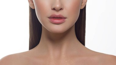 Dolgun dudaklı, düz saçlı ve son derece temiz ciltli güzel bir kadının yakın plan portresi. Gündüz makyajı, stil ve yumuşak bakım. Spa salonunda ya da kozmetolojide cilt bakımı, pürüzsüz kaşlar