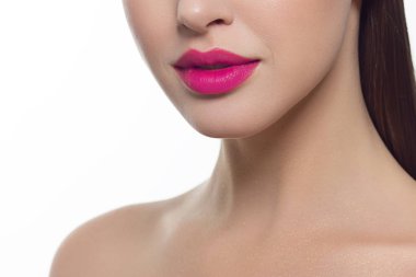 Dolgun dudaklı, düz saçlı ve son derece temiz ciltli güzel bir kadının yakın plan portresi. Gündüz makyajı, stil ve yumuşak bakım. Spa salonunda ya da kozmetolojide cilt bakımı, pürüzsüz kaşlar