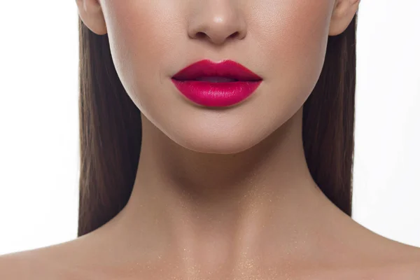 Portret Pięknej Kobiety Pełnymi Ustami Prostymi Włosami Idealnie Czystą Skórą — Zdjęcie stockowe