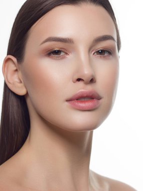 Beauty Woman portresi. Mükemmel Taze Temiz Ciltli Güzel Spa Mankeni Kız. Gençlik ve Cilt Bakımı Konsepti. Sorunlu ve açık tenli bir kadın portresi. Gençlik kavramı.