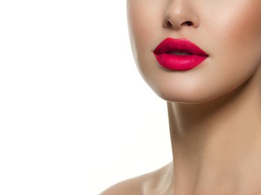 Kozmetik, makyaj ve eğilimleri. Parlak ruj ve dudak ruj. Tatlı pembe dudak makyaj ile güzel kadın ağız. Kadın yüzü güzel parçası. Pembe ışıkta mükemmel temiz cilt