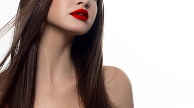 Kadın güzellik closeup kırmızı dudakları parlak cilt ve uzun saç ile dolu. Yüz cilt bakımı bir spa salonu veya kozmetik ve moda kırmızı ruj. Akşam makyaj