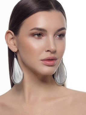Dolgun dudaklı, düz saçlı ve son derece temiz ciltli güzel bir kadının yakın plan portresi. Gündüz makyajı, stil ve yumuşak bakım. Spa salonunda ya da kozmetolojide cilt bakımı, pürüzsüz kaşlar