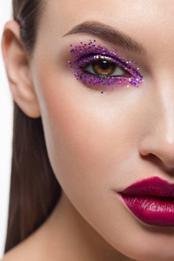 Bir kadının yarım yüz güzelliği sparkles yaratıcı moda makyaj ile Close-up. Siyah eyeliner ve uzun kirpiklerini ela gözlü ve dudakları eşleşecek şekilde süsleyin. Spa sonra bakımlı cilt